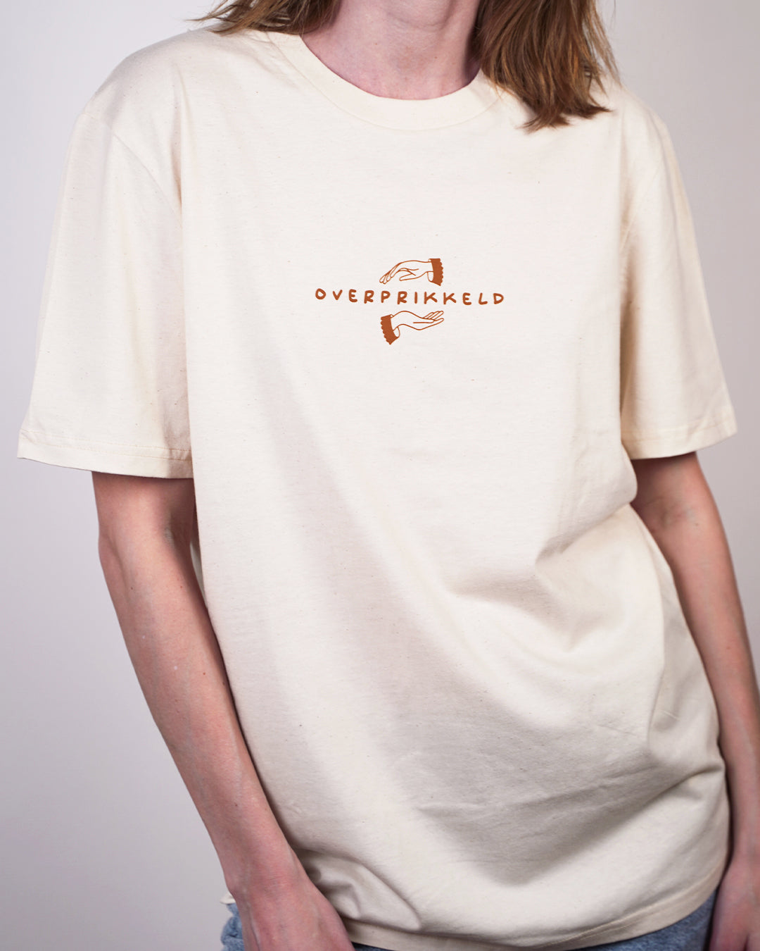 T-Shirt ‘Eerste hulp bij Overprikkeling’ Zeefdruk - Unisex 100% Biologisch Katoen (Fair Wear)