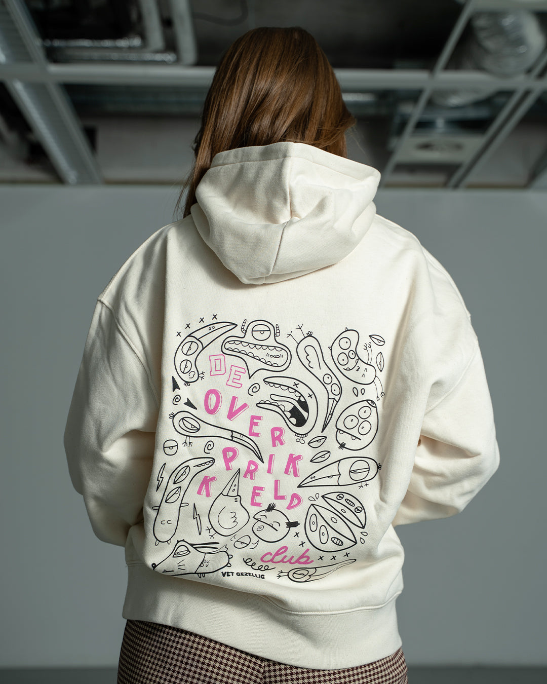 Hoodie ‘De Overprikkeld Club’ - Beige Unisex 85% Biologisch Katoen (Fair Wear)