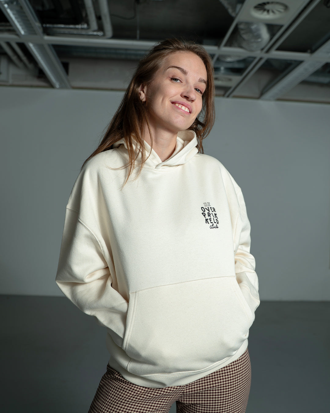 Hoodie ‘De Overprikkeld Club’ - Beige Unisex 85% Biologisch Katoen (Fair Wear)