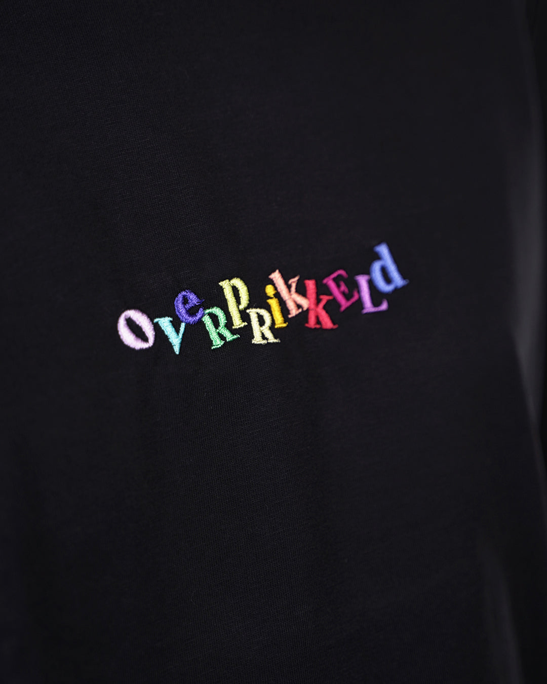Hoodie Overprikkeld Regenboog – Zwart Unisex 85% Biologisch Katoen (Fair Wear)