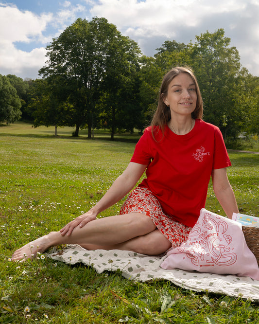 T-Shirt Dames ‘Introvert’ Geborduurd - Rood, 100% Biologisch Katoen (Fair Wear)