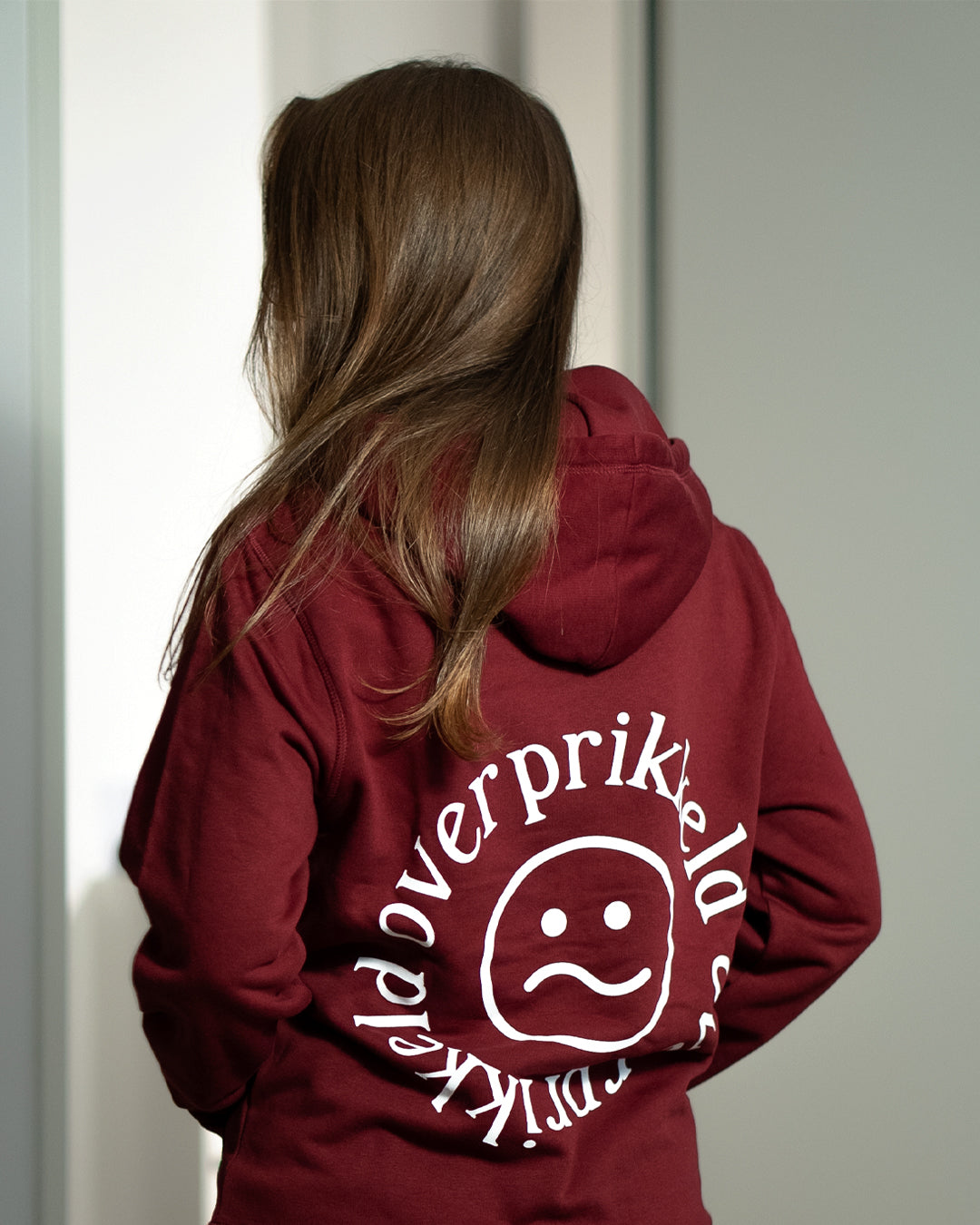 Hoodie 'Overprikkeld Smiley' zeefdruk - Unisex 85% Biologisch Katoen (Fair Wear)