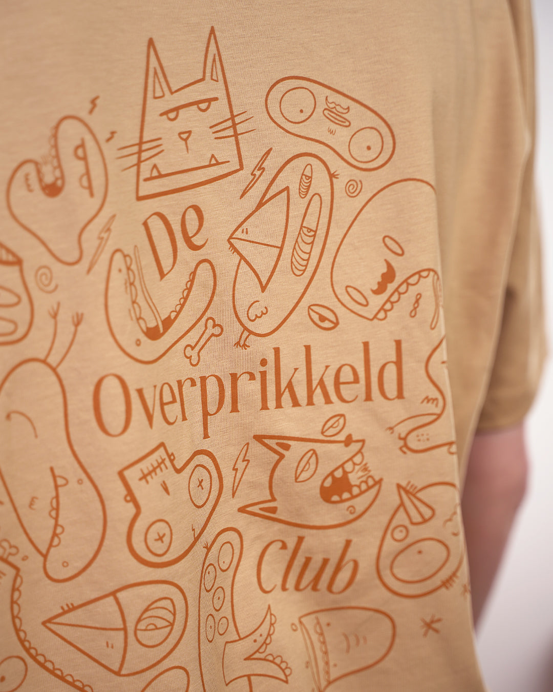 T-shirt ‘De Overprikkeld Club’ Zeefdruk - Regular Fit