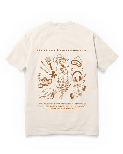 T-Shirt ‘Eerste hulp bij Overprikkeling’ Zeefdruk - Unisex 100% Biologisch Katoen (Fair Wear)