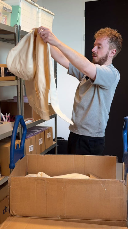 Hoodie ‘De Overprikkeld Club’ - Beige Unisex 85% Biologisch Katoen (Fair Wear)